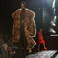 Fashion show koleksi Michael Kors Fall/Winter 2022 menampilkan busana yang menggambarkan tentang ketangguhan, kepercayaan diri, kekuatan dan juga kebenaran. Foto: Dok. AP Photo/Bebeto Matthews.