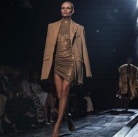 Fashion show koleksi Michael Kors Fall/Winter 2022 menampilkan busana yang menggambarkan tentang ketangguhan, kepercayaan diri, kekuatan dan juga kebenaran. foto: Dok. AP Photo/Bebeto Matthews.