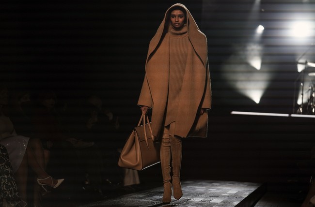 Fashion show koleksi Michael Kors Fall/Winter 2022 menampilkan busana yang menggambarkan tentang ketangguhan, kepercayaan diri, kekuatan dan juga kebenaran. foto: Dok. AP Photo/Bebeto Matthews.