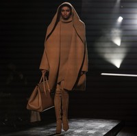 Fashion show koleksi Michael Kors Fall/Winter 2022 menampilkan busana yang menggambarkan tentang ketangguhan, kepercayaan diri, kekuatan dan juga kebenaran. foto: Dok. AP Photo/Bebeto Matthews.