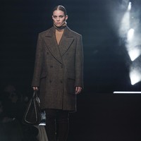 Fashion show koleksi Michael Kors Fall/Winter 2022 menampilkan busana yang menggambarkan tentang ketangguhan, kepercayaan diri, kekuatan dan juga kebenaran. Foto: Dok. AP Photo/Bebeto Matthews.