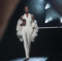 Fashion show koleksi Michael Kors Fall/Winter 2022 menampilkan busana yang menggambarkan tentang ketangguhan, kepercayaan diri, kekuatan dan juga kebenaran. foto: Dok. AP Photo/Bebeto Matthews.