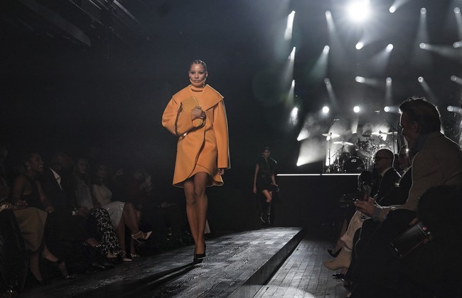 Fashion show koleksi Michael Kors Fall/Winter 2022 menampilkan busana yang menggambarkan tentang ketangguhan, kepercayaan diri, kekuatan dan juga kebenaran. Foto: Dok. AP Photo/Bebeto Matthews.