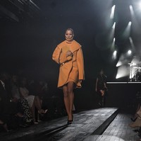 Fashion show koleksi Michael Kors Fall/Winter 2022 menampilkan busana yang menggambarkan tentang ketangguhan, kepercayaan diri, kekuatan dan juga kebenaran. Foto: Dok. AP Photo/Bebeto Matthews.