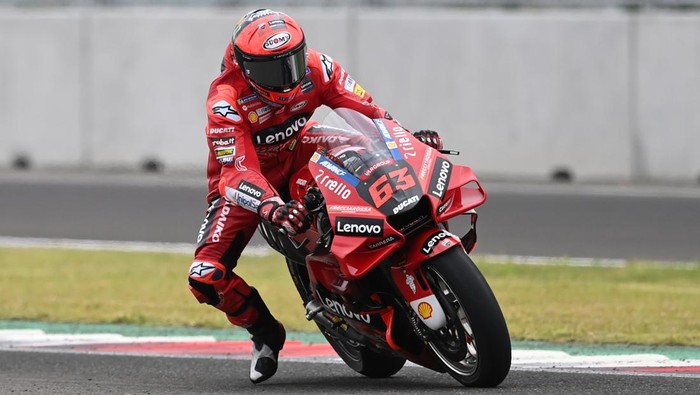Pembalap Ducati Lenovo Team Francesco Bagnaia memacu kecepatan sepeda motornya pada hari kedua tes pramusim MotoGP 2022 di Pertamina Mandalika International Street Circuit, Lombok Tengah, NTB, Sabtu (12/2/2022). Sesi tes pramusim di sirkuit Mandalika tersebut akan berlangsung hingga Minggu (13/2/2022). ANTARA FOTO/Andika Wahyu/rwa.