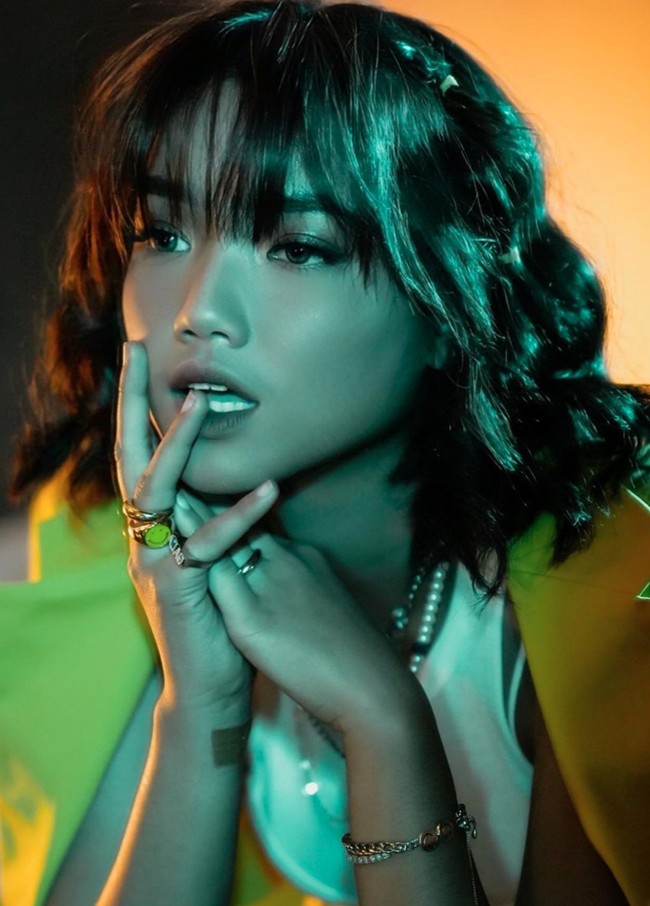 Penampilan Fuji itu terlihat makin stylish dengan beragam aksesori yang digunakan, seperti kalung, cincin, dan juga gelang. Tak hanya satu, Fuji tampak mengenakan beberapa cincin dan kalung secara sekaligus. Foto: Instagram/@fuji_an