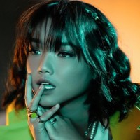 Penampilan Fuji itu terlihat makin stylish dengan beragam aksesori yang digunakan, seperti kalung, cincin, dan juga gelang. Tak hanya satu, Fuji tampak mengenakan beberapa cincin dan kalung secara sekaligus. Foto: Instagram/@fuji_an