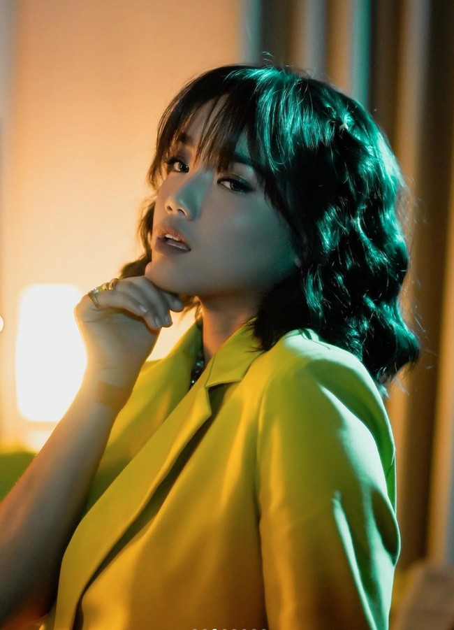 Nggak kalah memukau, penampilan Fuji yang satu ini dengan tangan menopang dagu dan wajah fierce juga sukses bikin terpana. Kalau menurutmu, penampilan Fuji yang ini lebih mirip Vanessa Angel atau Agnez Mo nih? Foto: Instagram/@fuji_an