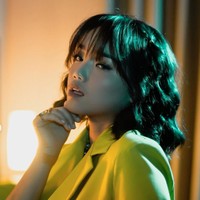 Nggak kalah memukau, penampilan Fuji yang satu ini dengan tangan menopang dagu dan wajah fierce juga sukses bikin terpana. Kalau menurutmu, penampilan Fuji yang ini lebih mirip Vanessa Angel atau Agnez Mo nih? Foto: Instagram/@fuji_an