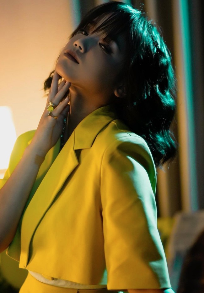 Bergaya fierce sambil mendongakkan kepala dan tangan yang menyentuh dagu, gaya Fuji terlihat begitu mempesona. Tak heran jika banyak netizen yang mengidolakannya. Foto: Instagram/@fuji_an