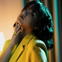 Bergaya fierce sambil mendongakkan kepala dan tangan yang menyentuh dagu, gaya Fuji terlihat begitu mempesona. Tak heran jika banyak netizen yang mengidolakannya. Foto: Instagram/@fuji_an