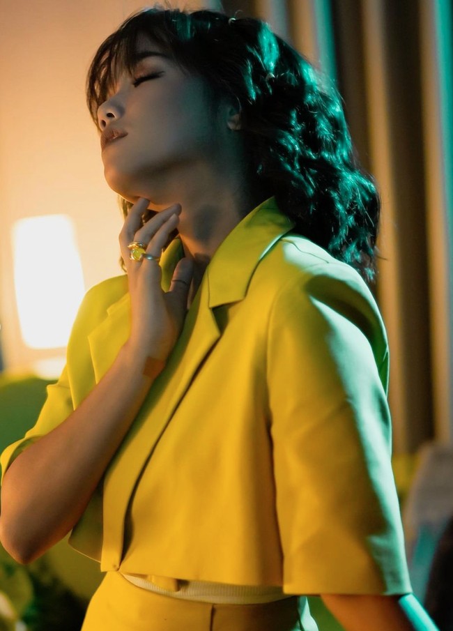 Penampilannya itu kemudian dilengkapi dengan aksesori berupa beberapa cincin yang terpasang di jari-jari tangannya. Bagaimana menurutmu gaya Fuji dalam foto yang satu ini? Foto: Instagram/@fuji_an