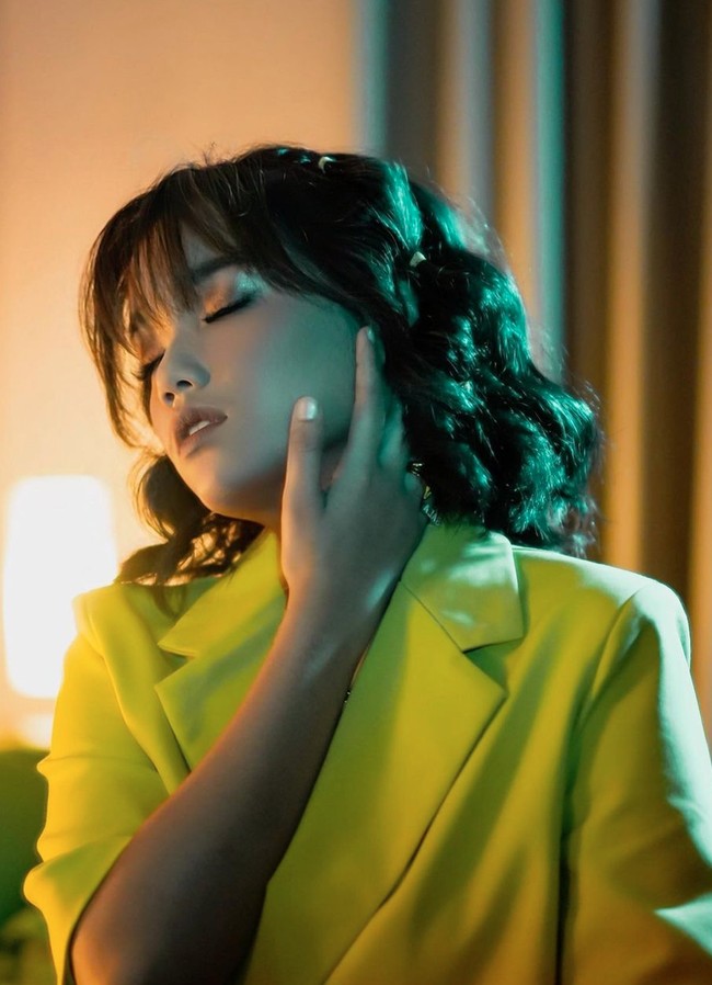 Dengan makeup bernuansa nude dan gayanya yang stylish, beberapa netizen menyebut Fuji terlihat mirip dengan Vanessa Angel dan Agnez Mo. Vanes bangetttt, komentar salah seorang netizen. Kok mirip @agnezmo yah, komentar lainnya. Foto: Instagram/@fuji_an