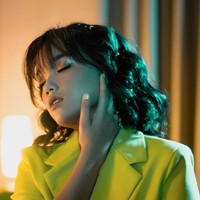 Dengan makeup bernuansa nude dan gayanya yang stylish, beberapa netizen menyebut Fuji terlihat mirip dengan Vanessa Angel dan Agnez Mo. Vanes bangetttt, komentar salah seorang netizen. Kok mirip @agnezmo yah, komentar lainnya. Foto: Instagram/@fuji_an