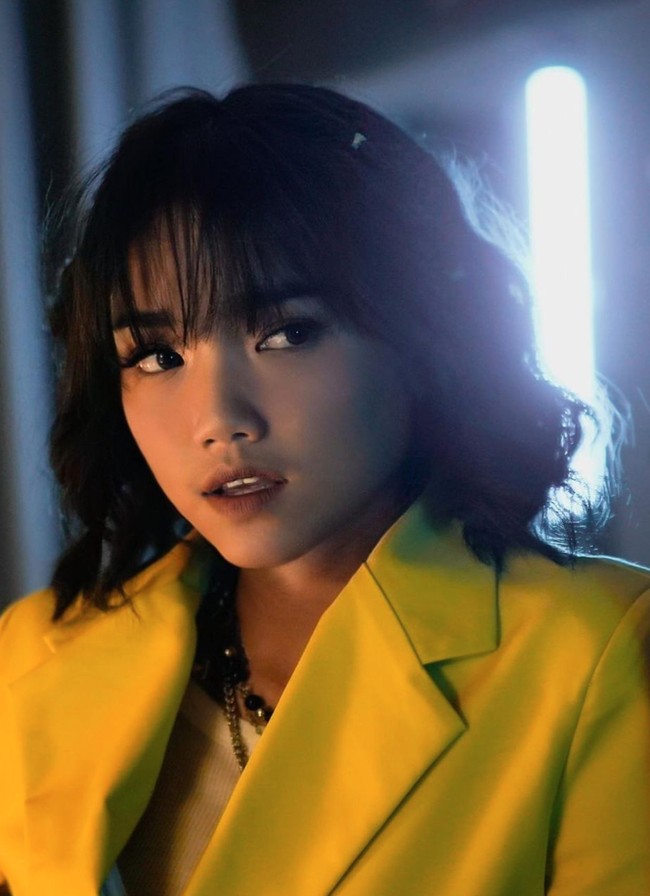 Debora mode on, tulis keterangan dalam unggahannya tersebut. Foto-foto Fuji itu pun langsung dibanjiri pujian netizen. Bahkan ada beberapa yang menyebut Fuji terlihat mirip Vanessa Angel hingga Agnez Mo dalam foto tersebut. Foto: Instagram/@fuji_an