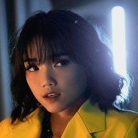 Debora mode on, tulis keterangan dalam unggahannya tersebut. Foto-foto Fuji itu pun langsung dibanjiri pujian netizen. Bahkan ada beberapa yang menyebut Fuji terlihat mirip Vanessa Angel hingga Agnez Mo dalam foto tersebut. Foto: Instagram/@fuji_an