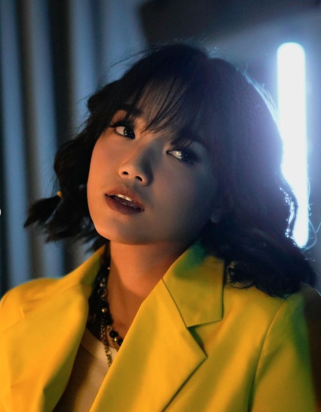 Melalui akun Instagram pribadinya, Fuji tampak mengunggah hasil pemotretan dirinya. Dalam balutan blazer berwarna kuning dan rambut terurai yang dibuat bergelombang, penampilan Fuji terlihat begitu menawan. Foto: Instagram/@fuji_an