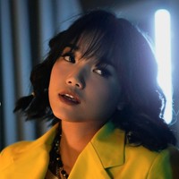 Melalui akun Instagram pribadinya, Fuji tampak mengunggah hasil pemotretan dirinya. Dalam balutan blazer berwarna kuning dan rambut terurai yang dibuat bergelombang, penampilan Fuji terlihat begitu menawan. Foto: Instagram/@fuji_an