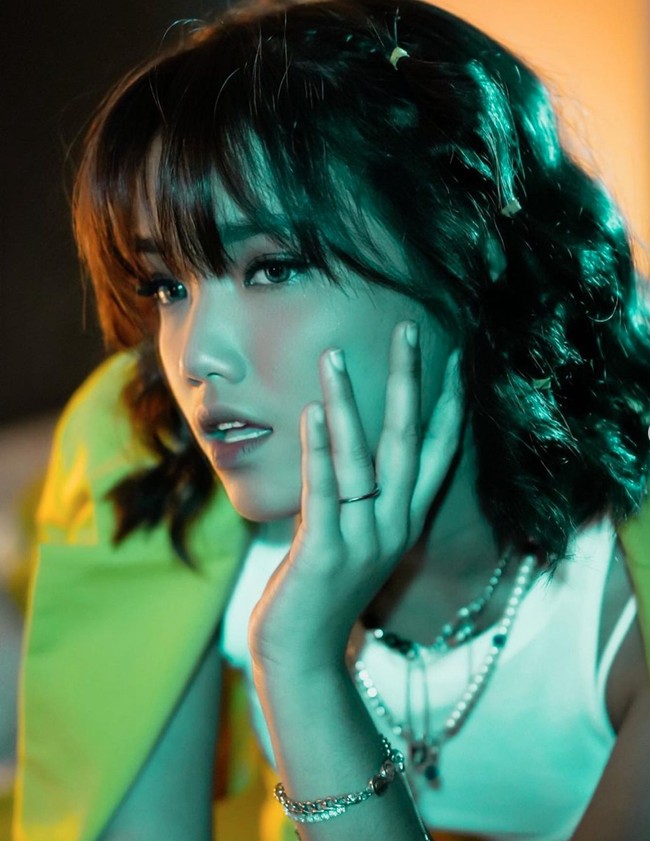 Sambil menopang dagu, begini gaya Fuji saat melakukan pemotretan. Jadi, mana gaya Fuji yang menjadi favoritmu? Foto: Instagram/@fuji_an