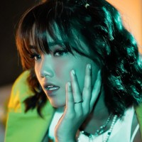 Sambil menopang dagu, begini gaya Fuji saat melakukan pemotretan. Jadi, mana gaya Fuji yang menjadi favoritmu? Foto: Instagram/@fuji_an