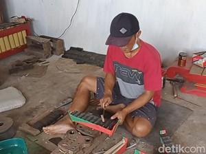 Kreatif! Olah Kayu Limbah Jadi Gamelan Mainan, Warga Blitar Raup Cuan Jutaan