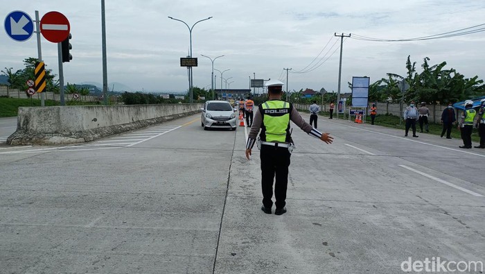 Ganjil Genap Bandung kembali diberlakukan pada pekan ini. Hal itu karena ganjil genap dinilai efektif dalam menekan volume kendaraan di Bandung, Jawa Barat.
