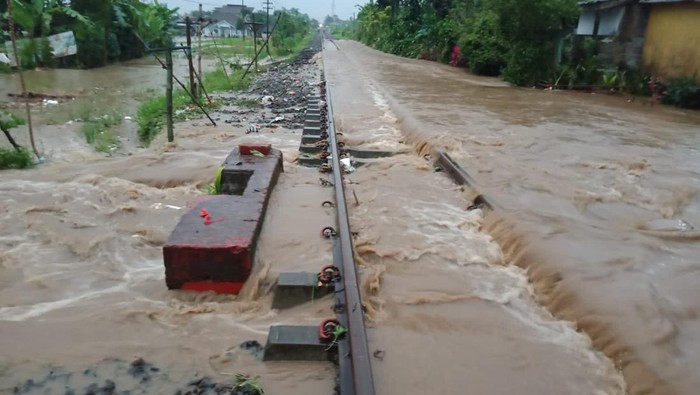 Gogosan yang terjadi di petak jalan Sukabumi-Gandasoli. Tepatnya di Km 59+8/9 dengan panjang Lk berjarak 5 meter dan km 60+3/4 sepanjang Lk 4 meter. Akibatnya perjalanan dua KA Lokal Siliwangi dibatalkan.