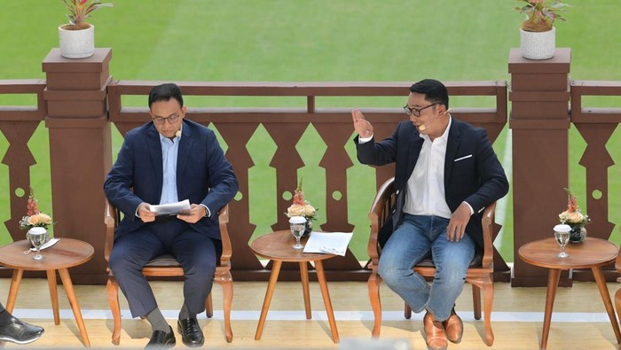 Gubernur Jabar Ridwan Kamil bersama Gubernur DKI Jakarta Anies Baswedan saat hadiri acaa Urban 20 di Jakarta Internasional Stadium, Jakarta.
