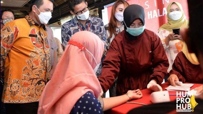 Gubernur Kepri bersama Sandiaga saat meninjau vaksinasi masal.
