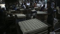 Harga kedelai kini berada di rentang Rp 11.000-12.000 per kilogram (kg). Padahal harga kedelai pernah berada di rentang harga Rp 5.000-10.000/kg.