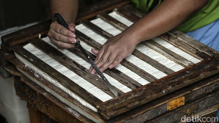 Harga kedelai terus meroket beberapa hari ini. Hal ini membuat para perajin tahu dan tempe menjerit karena beratnya ongkos produksi.