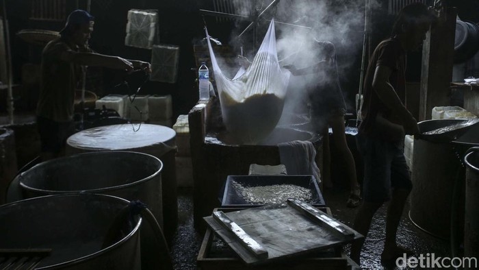Harga kedelai terus meroket beberapa hari ini. Hal ini membuat para perajin tahu dan tempe menjerit karena beratnya ongkos produksi.