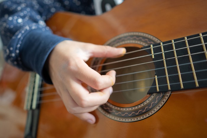 Ilustrasi anak bermain gitar Ilustrasi anak bermain gitar