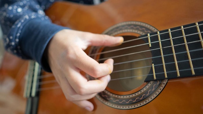 Ilustrasi anak bermain gitar