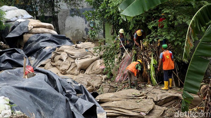 Jebolnya tanggul sementara bronjong sebabkan Perumahan Pondok Gede Permai, Kota Bekasi, terendam banjir. Kini petugas dikerahkan untuk memperbaiki tanggul itu.