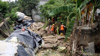 Tanggul pun kemudian diperbaiki dengan tanggul sementara yang disusun dari bronjong.