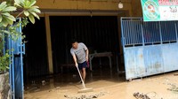 Kondisi itu dimanfaatkan warga untuk membersihkan rumah mereka dari sisa-sisa banjir.