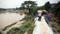 Jebolnya tanggul sementara bronjong diketahui menjadi penyebab banjir merendam area Perumahan Pondok Gede Permai, Kota Bekasi, Jawa Barat, Kamis (17/2/2022).