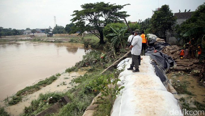 Ini Biang Kerok yang Bikin Pondok Gede Permai Bekasi Kebanjiran Jebolnya tanggul sementara bronjong sebabkan Perumahan Pondok Gede Permai, Kota Bekasi, terendam banjir. Kini petugas dikerahkan untuk memperbaiki tanggul itu.