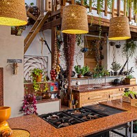 Interior etnik tampak menghiasi hampir semua sudut ruangan. (Foto: Instagram/Terra e Tuma Arq)