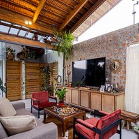 Nuansa villa langsung terasa di ruang tamu dan keluarga. Batu bata dibiarkan terekspos sehingga menciptakan kesan alami. (Foto: Instagram/Terra e Tuma Arq)