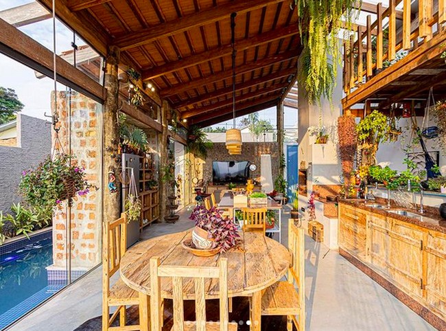 Mobilitas antar ruang menjadi prioritas dalam mendesain rumah ini. Kolam renang memiliki akses langsung dari ruangan. (Foto: Instagram/Terra e Tuma Arq)