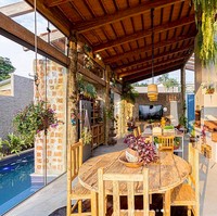 Mobilitas antar ruang menjadi prioritas dalam mendesain rumah ini. Kolam renang memiliki akses langsung dari ruangan. (Foto: Instagram/Terra e Tuma Arq)