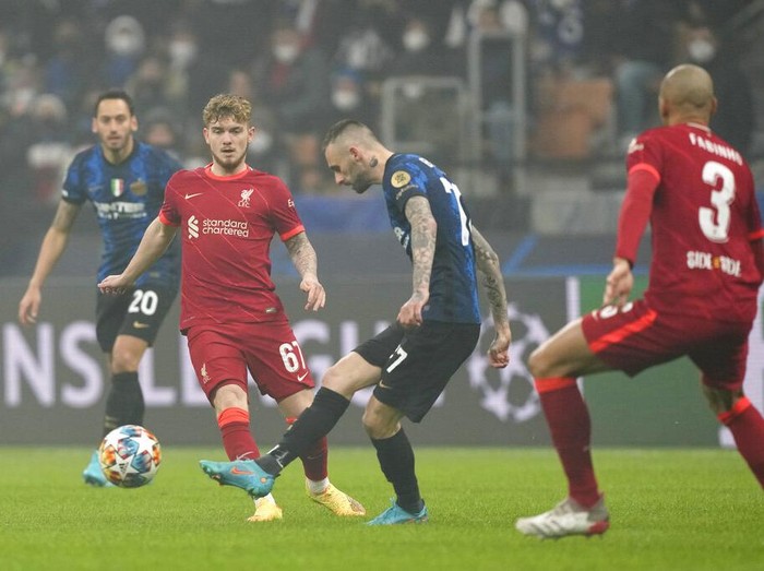 Liverpool's Sadio Mane, foreground, controls the ball past Inter Milan's Stefan de Vrij during the Champions League, round of 16, first leg soccer match between Inter Milan and Liverpool at the San Siro stadium in Milan, Italy, Wednesday, Feb. 16, 2022. (AP Photo/Antonio Calanni)