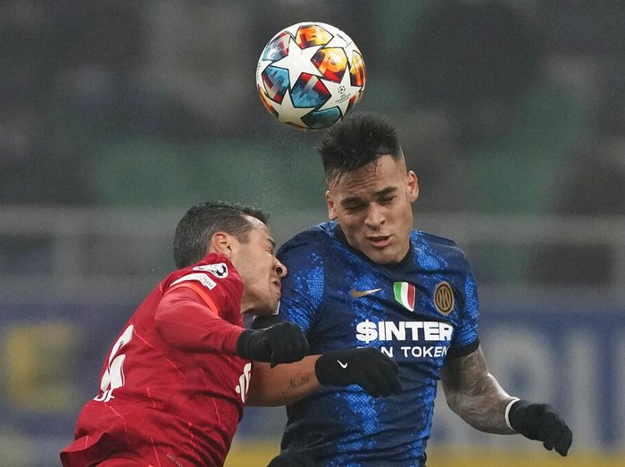 Liverpool's Sadio Mane, foreground, controls the ball past Inter Milan's Stefan de Vrij during the Champions League, round of 16, first leg soccer match between Inter Milan and Liverpool at the San Siro stadium in Milan, Italy, Wednesday, Feb. 16, 2022. (AP Photo/Antonio Calanni)