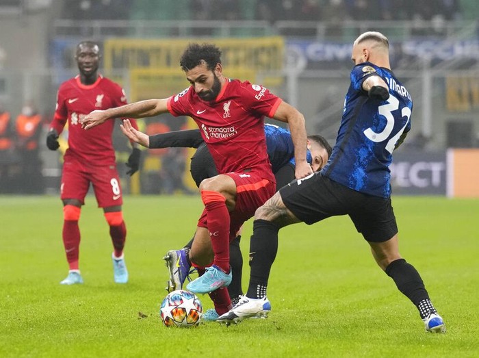 Liverpool's Sadio Mane, foreground, controls the ball past Inter Milan's Stefan de Vrij during the Champions League, round of 16, first leg soccer match between Inter Milan and Liverpool at the San Siro stadium in Milan, Italy, Wednesday, Feb. 16, 2022. (AP Photo/Antonio Calanni)