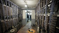 Juru kamera merekam bungker tempat perlindungan dari serangan bom di Ibu Kota Kyiv, Ukraina, Rabu (16/2/2022).