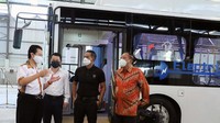 Direktur Tri Sakti Andi Widodo; Managing Director Indonesia & Malaysia BYD Eagle Zhao;  Presiden Direktur & CEO  PT Bakrie & Brothers Tbk Anindya Novyan Bakrie dan Presiden Direktur Tri Sakti Widodo berbicang usai peresmian kerjasama strategis untuk negeri menuju industrialisasi Bus Listrik, di Magelang, Jawa Tengah, Kamis (17/2/2022).
