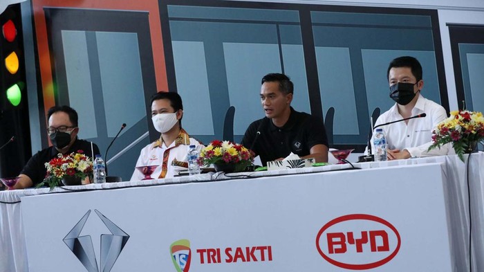 PT Bakrie & Brothers Tbk (BNBR) terus pengembangan kendaraan listrik. Mereka bekerja sama dengan perusahaan karoseri, Tri Sakti dalam perakitan bus listrik.