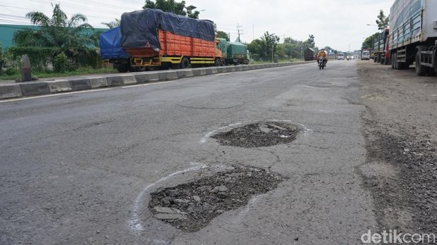 Warga Mojokerto, Hartono melaporkan banyaknya jalan berlubang di jalur nasional yang melintasi 3 kecamatan. Mulai dari Kecamatan Puri, Sooko, hingga Trowulan yang berbatasan dengan Mojoagung, Jombang.